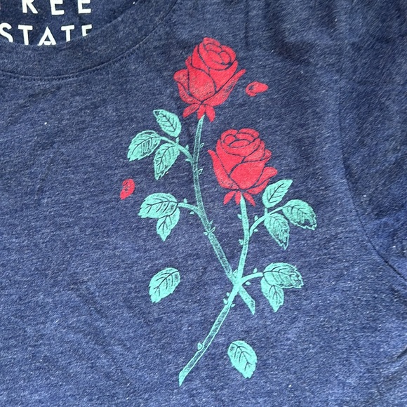Free State blue tshirt rose motif - rosebud vine on left corner - Picture 5 of 13